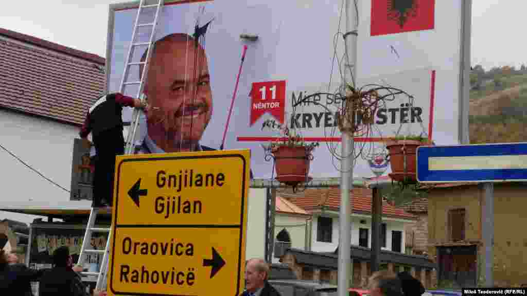 Građani prefarbavaju uništeni plakat sa pozdravom albanskom premijeru