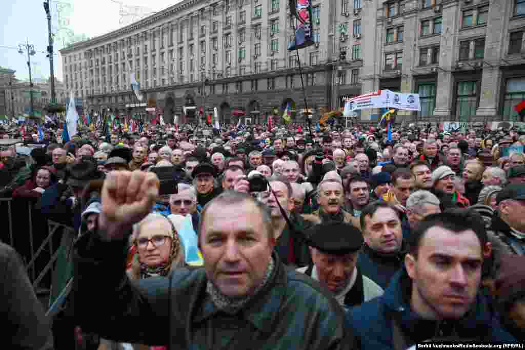 &laquo;Зараз ми йдемо в Жовтневий палац, там буде штаб. Ми будемо проводити пікети під Верховною Радою, будемо вимагати ухвалити закон про імпічмент, про антикорупційний суд, новий закон про вибори. Ми готові діяти кожного дня. Ми готові зробити мирний наступ на олігархат&raquo;, &ndash; сказав Саакашвілі