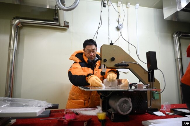 یوشینوری ایزوکا در محل کار روی هسته‌های یخی