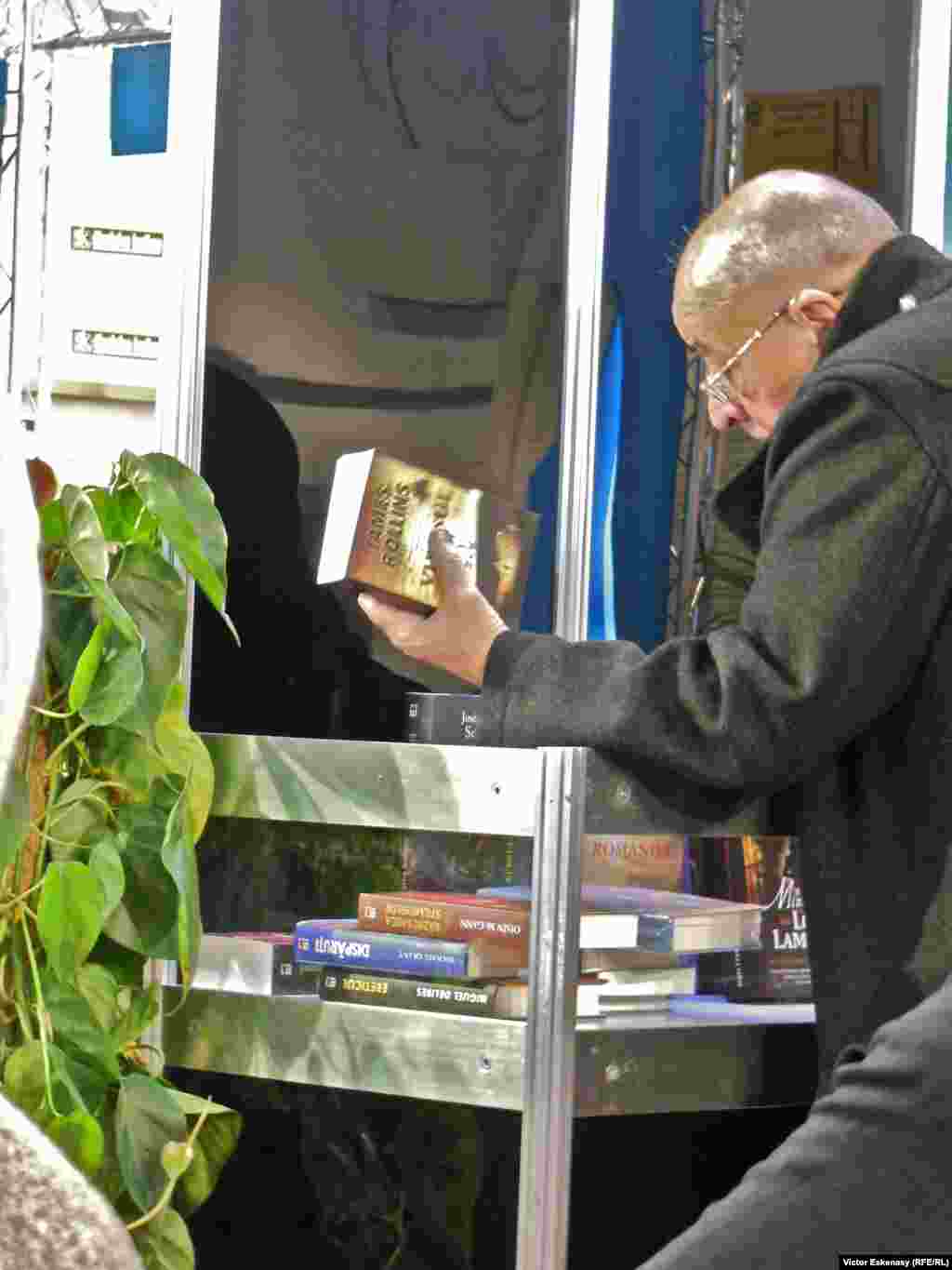 Pescuind printre cărțile din acvariu...