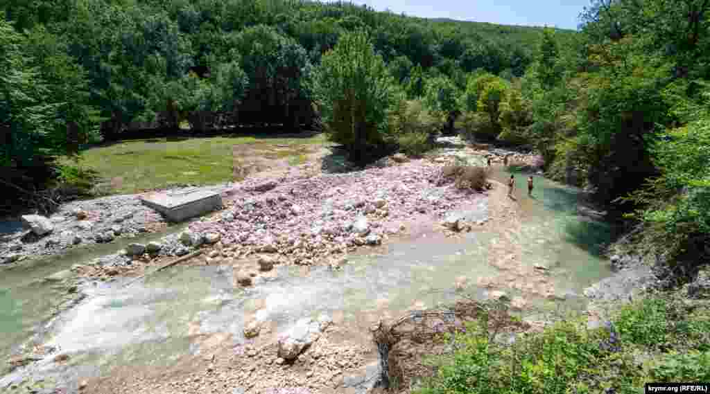 У деяких місцях у результаті стихії річка змінила своє річище, камінням занесені колишні &laquo;ванни молодості&raquo;