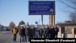 დმანისში ჩასულ ოპოზიციონერ პოლიტიკოსს, ალექსანდრე ელისაშვილსა და მის გუნდს ქალაქის შესასვლელში დახვდა ბანერი წარწერით: "სტუმართმოყვარე დმანისი. კეთილი იყოს ოპოზიციის და არა მარტო ოპოზიციის მობრძანება დმანისში!"