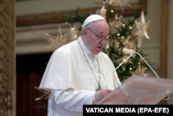 Одно из редких относительно свежих (из-за режима самоизоляции) фото папы Франциска, читающего Рождественское послание в Соборе Святого Петра в Ватикане. 25 декабря 2020 года
