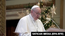 Папа римский Франциск выступает с традиционным посланием «К городу и миру» (Urbi et Orbi). Ватикан, 25 декабря 2020 года.