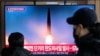 Un ecran TV arată, într-o gară din Coreea de Sud, o imagine de arhivă legată de lansarea unei rachete balistice de către Coreea de Nord. 
