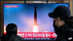 Телевизиски екран го прикажува лансирањето ракета на Северна Кореја за време на информативна програма на железничка станица во Сеул, Јужна Кореја, 18 декември 2023 година. (Илустративна фотографија)
