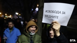 Участник в протест срещу решението на бТВ да свали Мария Цънцарова от ефир държи плакат с надпис „Свобода за медиите“. Снимката е от 19 декември 2025 г.