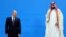 Russiýanyň prezidenti Wladimir Putin (çepde) we Saudlaryň täç geýdirilen şazadasy Muhammad bin Salman (arhiw suraty)