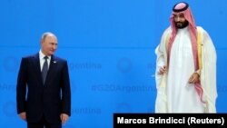Russiýanyň prezidenti Wladimir Putin (çepde) we Saud Arabystanyň täç geýderilen şazadazay Mohammed bin Salman. Argentina. 2018 ý.