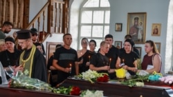 Прощання із 5-тьмя ідентифікованими членами родини Воронових, яка загинула від влучання російської ракети в їхній будинок на Дніпропетровщині. Ще 5 тіл проходять ДНК-експертизу. 