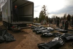 Cadavrele civililor uciși, colectate de pe străzile din Bucea, urmează să fie îngropate în cimitirul local, 6 aprilie 2022.