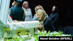 Zeci de persoane au venit la Palatul Național „Nicolae Sulac” pentru a-și lua rămas-bun de la Gheorghe Urschi