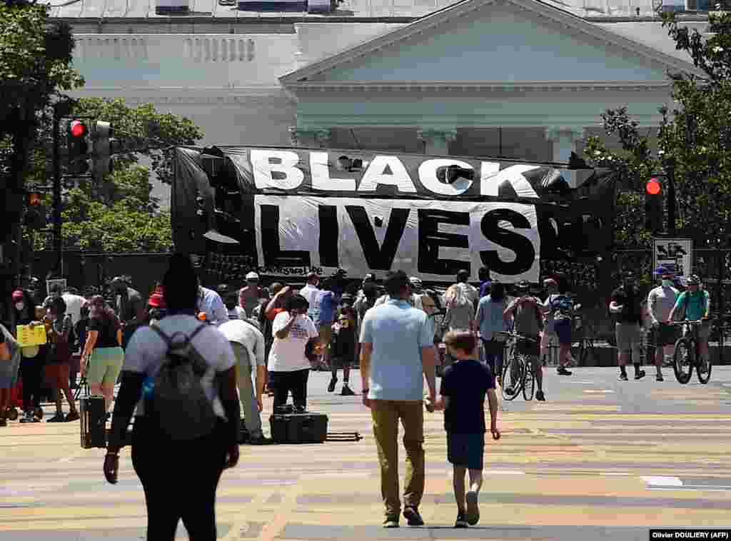 На паркані, встановленому навколо Білого дому, висить банер &laquo;Black Lives Matter&raquo; на знак протесту проти смерті Джорджа Флойда. Вашингтон, 10 червня 2020 року