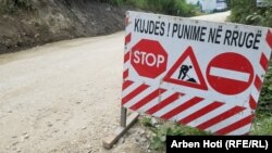 Një shenjë në afërsi të Manastirit të Deçanit, që paralajmëron punimet në rrugë. 
