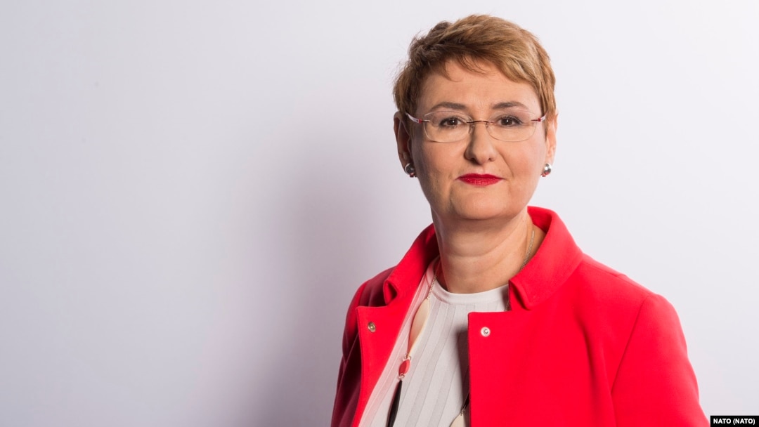 Oana Lungescu a fost cel mai longeviv purtător de cuvânt al Alianței Nord Atlantice. A îndeplinit această funcție între 2010 și 2023. De origine română, fostă jurnalistă BBC, Oana Lungescu este în prezent distinguished fellow al Royal United Services Institute.