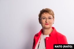 Oana Lungescu, fosta purtătoare de cuvânt a NATO (2010-2023).
