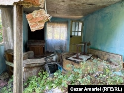 Interiorul unei case părăsite din satul Valea Unghiului comuna Jugureni (Prahova) este vizibil din drum, după ce un perete s-a prăbușit
