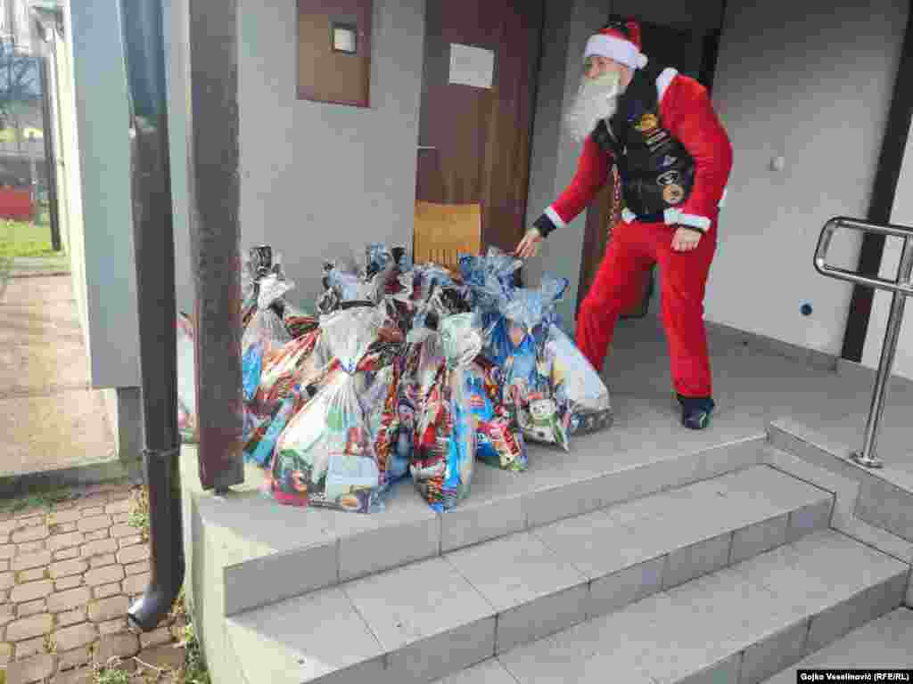 Paketići su prikupljani na više od 30 lokacija u Banjaluci, a građani i kompanije donirali su i novac za nabavku paketića.