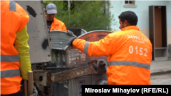  Отпадъците от сивите контейнери се събират от частни компании и отиват в завода за преправяне на отпадък 