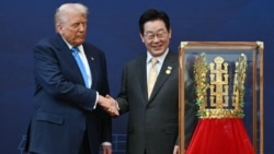 Președintele sud-coreean Lee Jae Myung îi oferă lui Donald Trump replica unei coroane purtate de regii din Silla, la Muzeul Național Gyeongju din Gyeongju, pe 29 octombrie 2025.