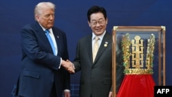 لی جائه میونگ رییس جمهور کوریای جنوبی هنگام اهدای تاج طلایی به دونالد ترمپ رییس جمهور امریکا