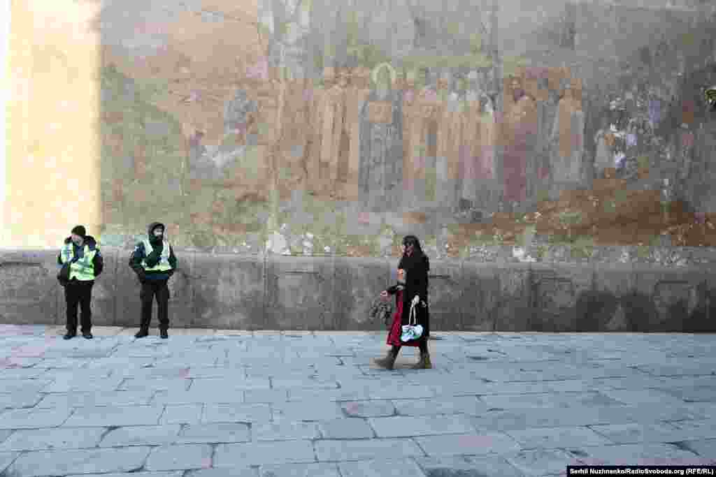 В Україні людей з великодніми кошиками охороняють поліцейські.Великдень. Успенський собор Києво-Печерської лаври. Київ, 12 квітня 2026 року