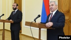 Armenia -- Parliament speaker Ararat Mirzoyan (L) and his Karabakh counterpart Ashot Ghulian hold a news conference in Yerevan, May 15, 2019.