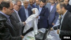 وزیر ارتباطات در نمایشگاهی در شهر شیراز