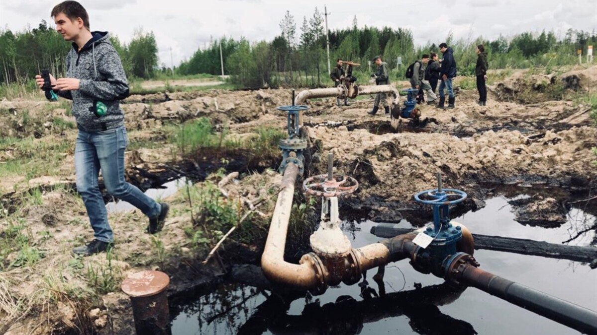 Где разлилась нефть. Нефтяная скважина. Разлив нефтепровода. Скважина нефти. Нефтяные трубы
