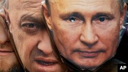 Маски с лицата на руския президент Владимир Путин (вдясно) и лидерът на „Вагнер“ Евгений Пригожин.