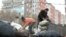 Автокөліктен көкөніс сатып жатқан саудагерлер. Теміртау, күз, 2009 жыл.