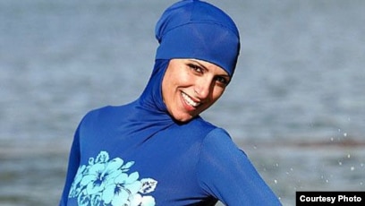 Бір досының құрбы қызы жаман Ит стиліндегі фотосуреттердегі әдемі жалаңаш бөкселер