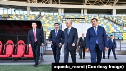 Касым-Жомарт Токаев на новом стадионе в Кызылорде. Справа от него — соучредитель «ВД Строй-инжиниринг» Еркин Окасов. 30 октября 2025 года