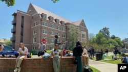 Studentët e Universitetit Shtetëror të Floridës presin për lajme pas një incidenti me të shtëna në kampusin e universitetit në Tallahassee, Florida, 17 prill 2025