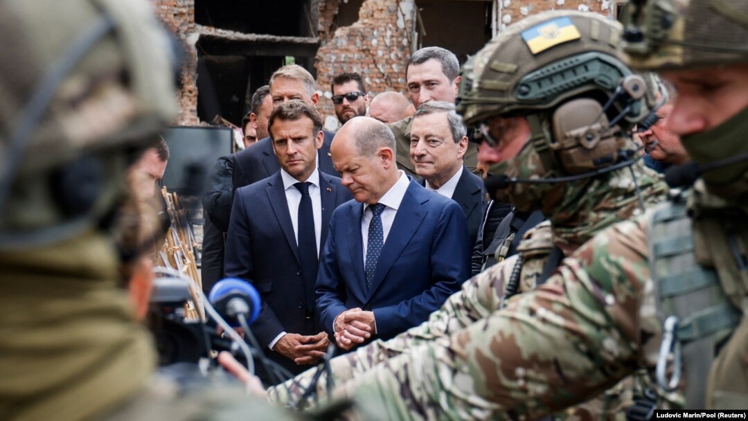Președintele francez, Emmnuel Macron, și cancelarul german, Olaf Scholz, nu susțin interzicerea acordării vizelor turistice pentru toți cetățenii ruși. Parisul și Berlinul cred că Europa trebuie să continue să ajungă la „mintea și inima” cetățenilor din Rusia.
