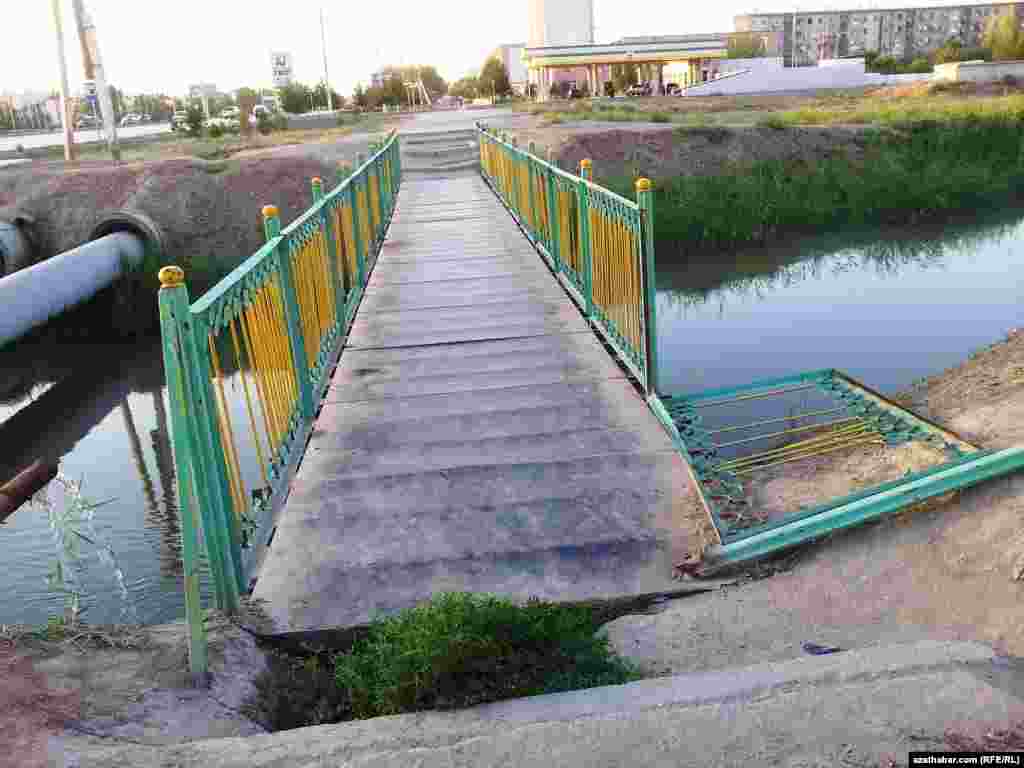 Türkmenabatdaky döwük köpri