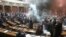 Protestë me bomba tymuese në Kuvendin e Serbisë
