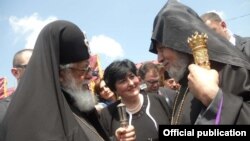 Католикос-Патриарх всея Грузии Илия Второй (слева) приветствует Католикоса всех армян Гарегина Второго на армяно-грузинской границе, 10 июня 2011 г.
