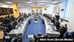 Mbledhja e parë e Qeverisë së Kosovës, e mbajtur më 12 shkurt.