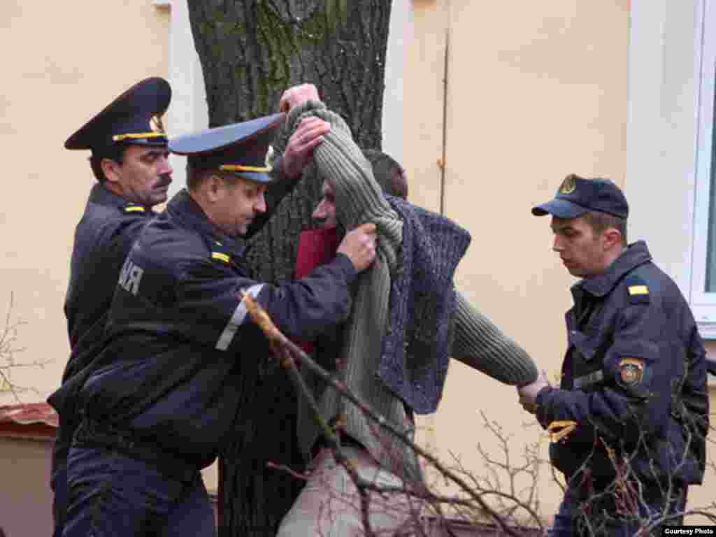 У Горадні прайшла акцыя ў абарону дрэваў на старой алеі ў гістарычным квартале