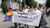 Sloganul Marșului Moldova Pride 2025, pe o pancartă ținută de participanții din fruntea coloanei, pe 15 iunie, în Chișinău