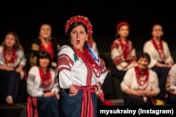 Виступ участиці хору під час вистави