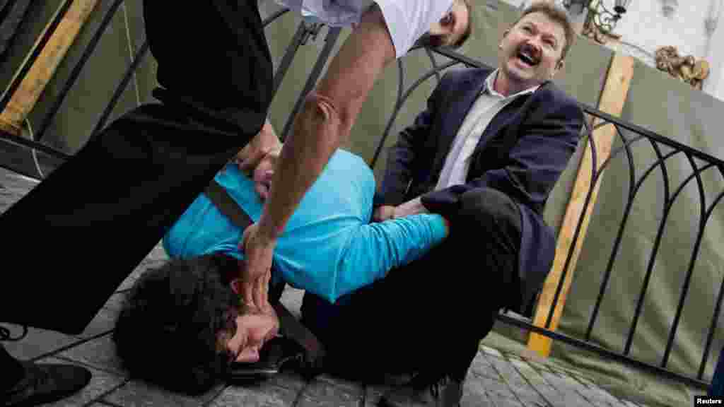 Rusija - Na protestima podrške članicama punk grupe Pussy Riot policija je reagirala hapšenjima, Moskva, 15. august 2012. Foto: REUTERS / Evgeny Feldman / Novaya Gazeta