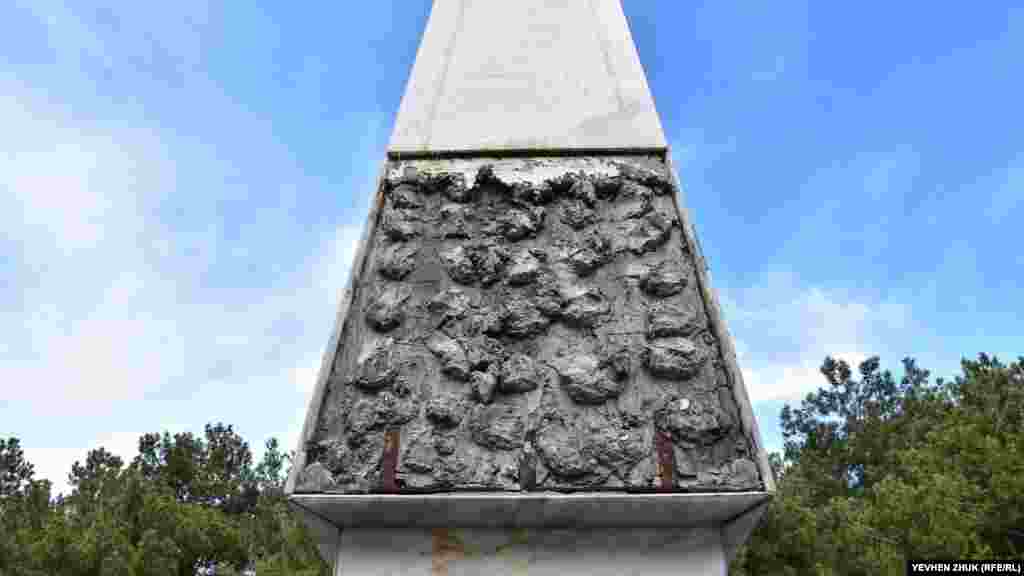 Білий мармур &laquo;Мілас&raquo;, яким облицьований пам&#39;ятник, був привезений з Туреччини. Мармур відпадає з обеліска цілими плитами