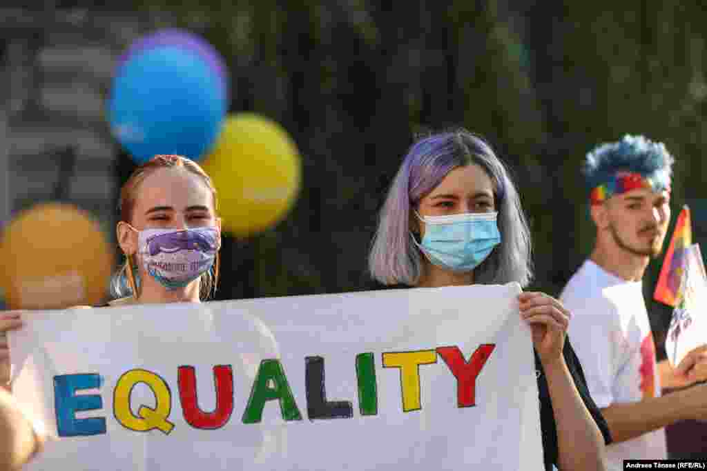 Două tinere participă la Marșul Diversității, Bucharest Pride.