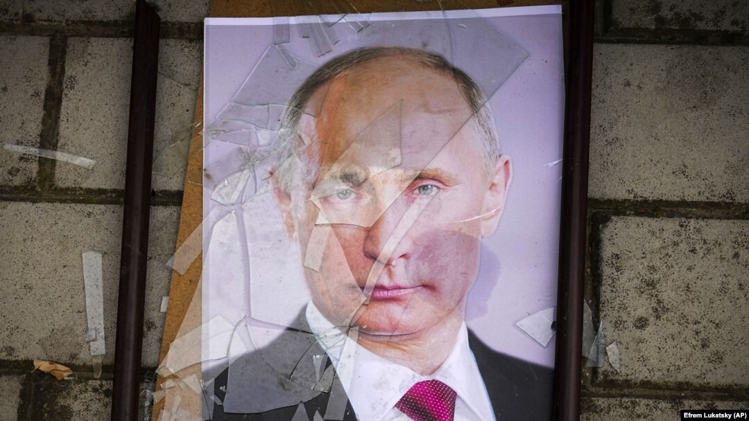 Портрет на рускиот претседател Владимир Путин лежи на земја во близина на локалниот затвор во Херсон, 16 ноември 2022 година