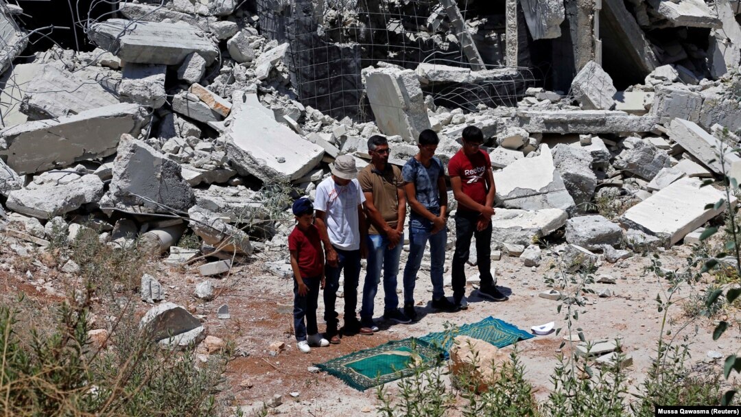 Palestinci ispred srušenih kuća u selu Sur Baher na ivici istočnog Jerusalima
