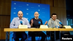 Aktivistët rusë, Vladimir Kara-Murza, Andrei Pivovarov dhe Ilya Yashin gjatë konferencës për media në Bon të Gjermanisë më 2 gusht 2024.