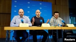 Oslobođeni ruski aktivisti: Vladimir Kara-Murza, Andrei Pivovarov i Ilja Jašin na konferenciji za novinare u Bonu 2. avgusta