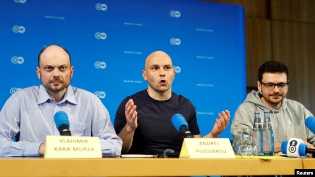 Російські дисиденти Ілля Яшин, Володимир Кара-Мурза та Андрій Пивоваров проводять пресконференцію після звільнення в Бонні